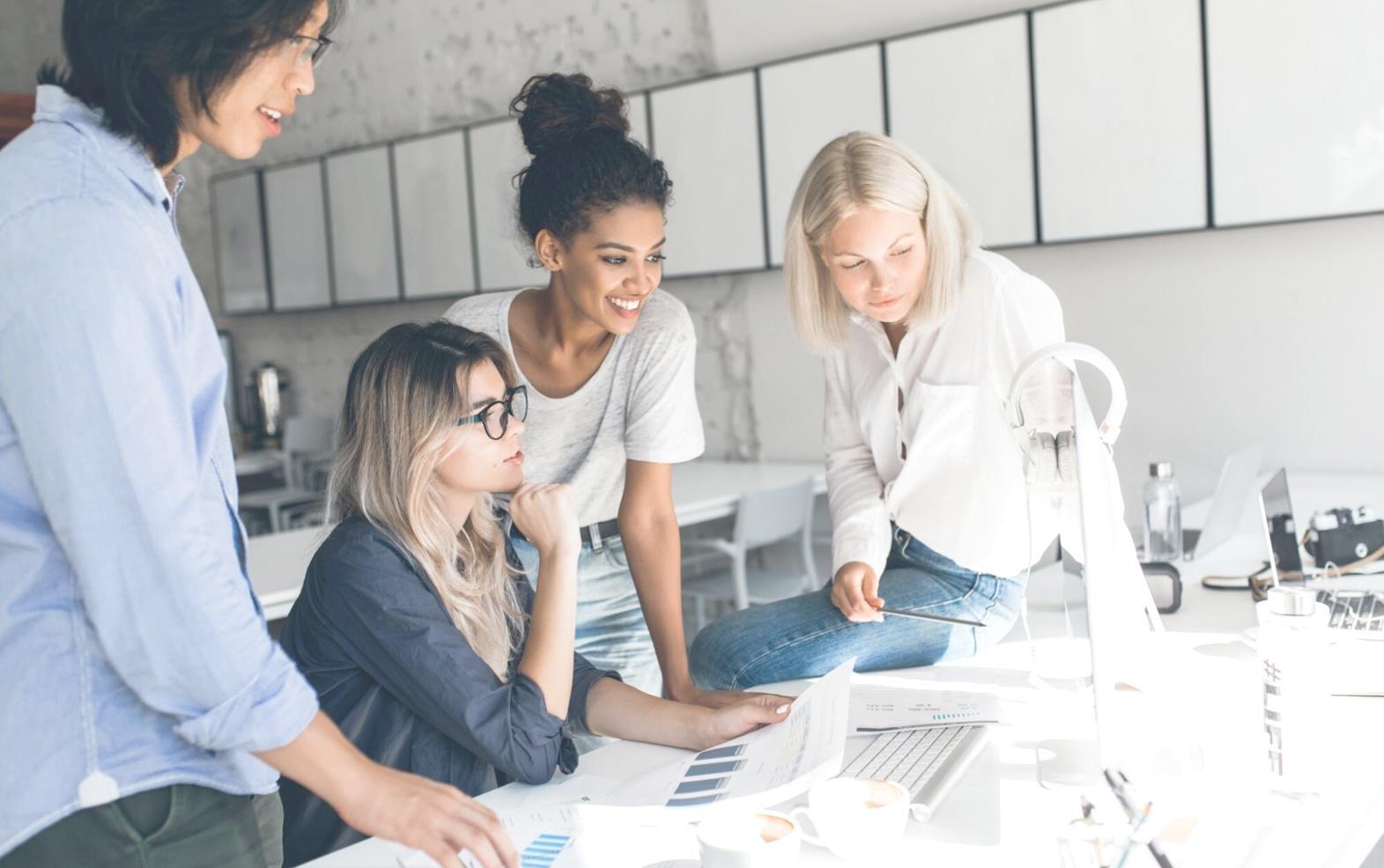 Modernes Büroumfeld mit kreativen Arbeitsbereichen