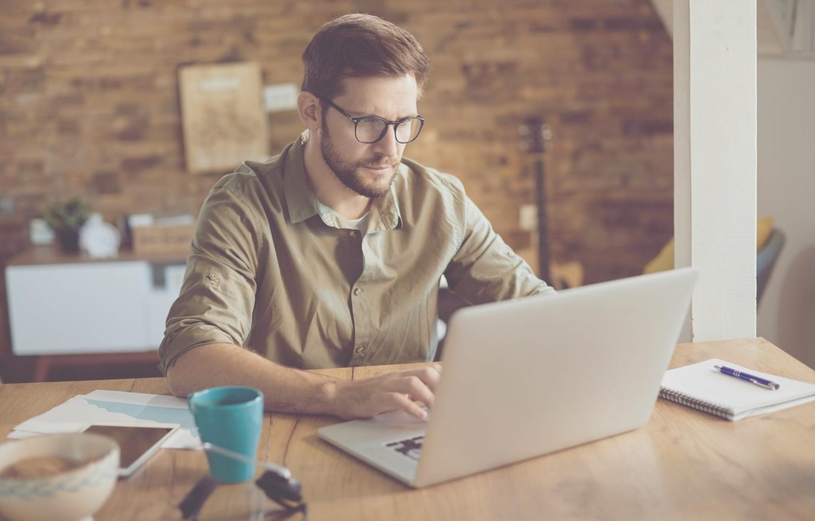 Gruppe von Lernenden in gemeinsamer Diskussion